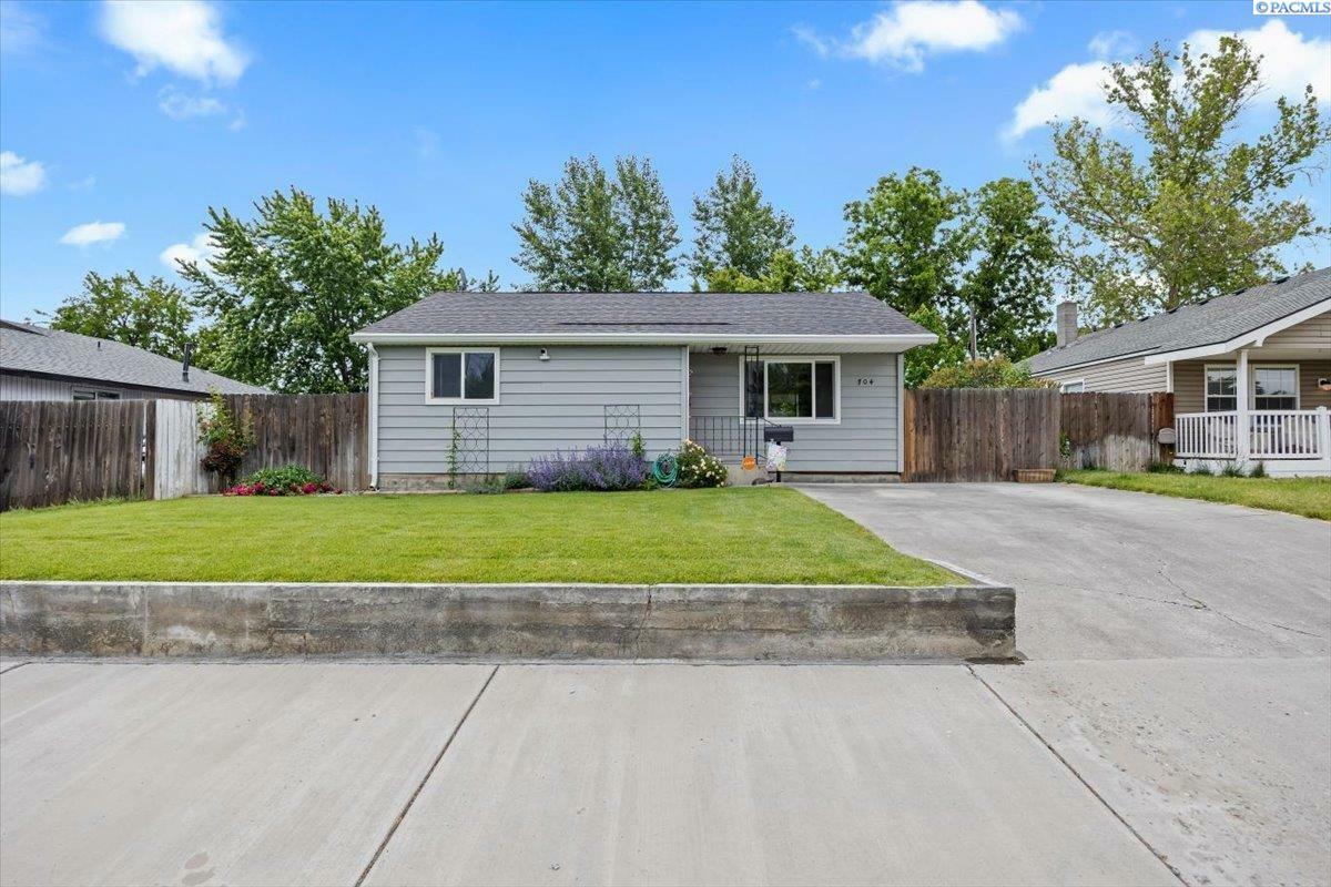 Property Photo: 704 Sanford Ave WA 99352