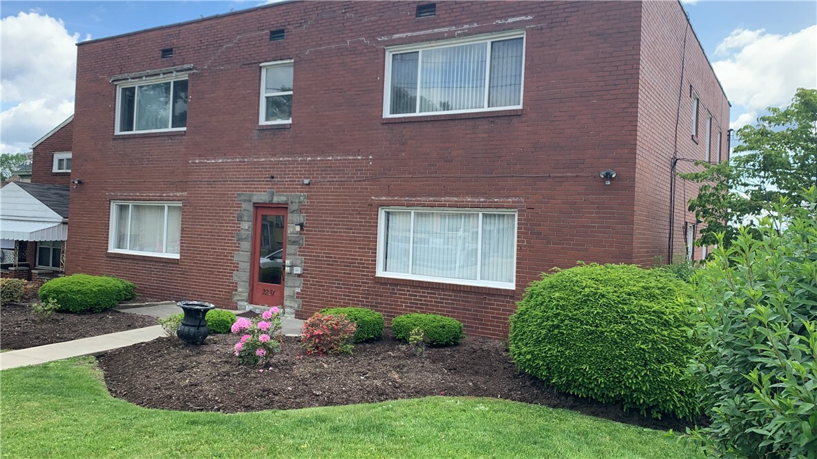 Property Photo:  2237 Broadway Ave  PA 15216 