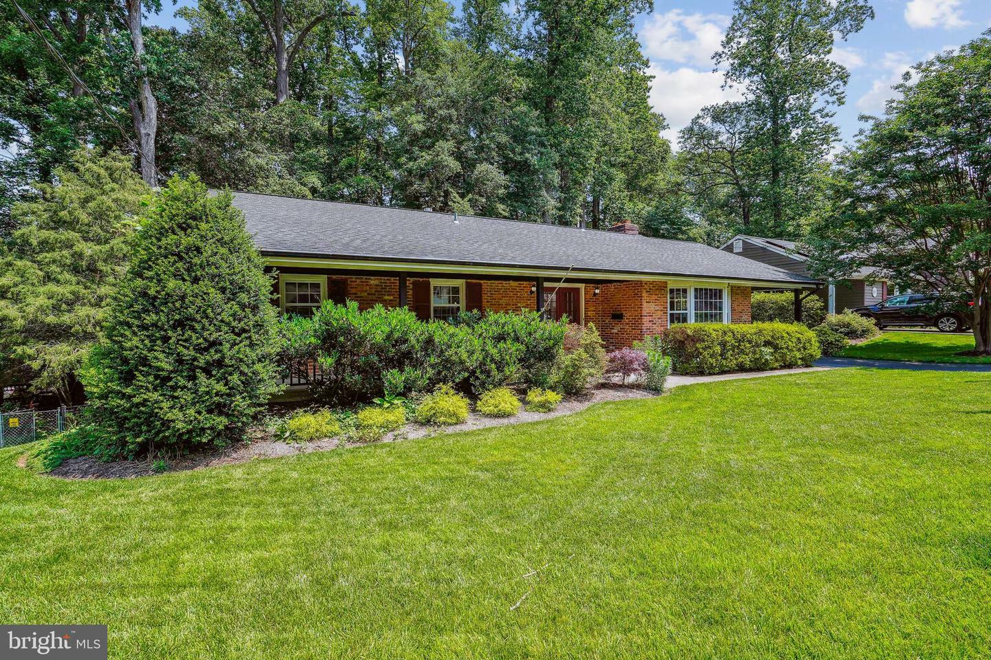 Property Photo: 8210 Briar Creek Drive VA 22003