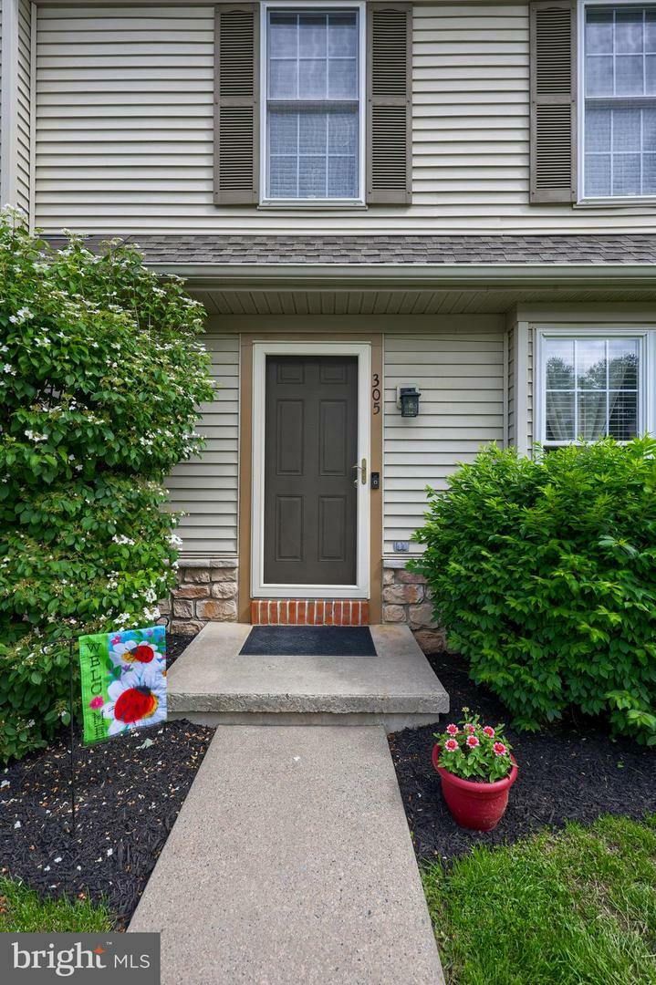 Property Photo: 305 Banyan Circle Drive PA 17603