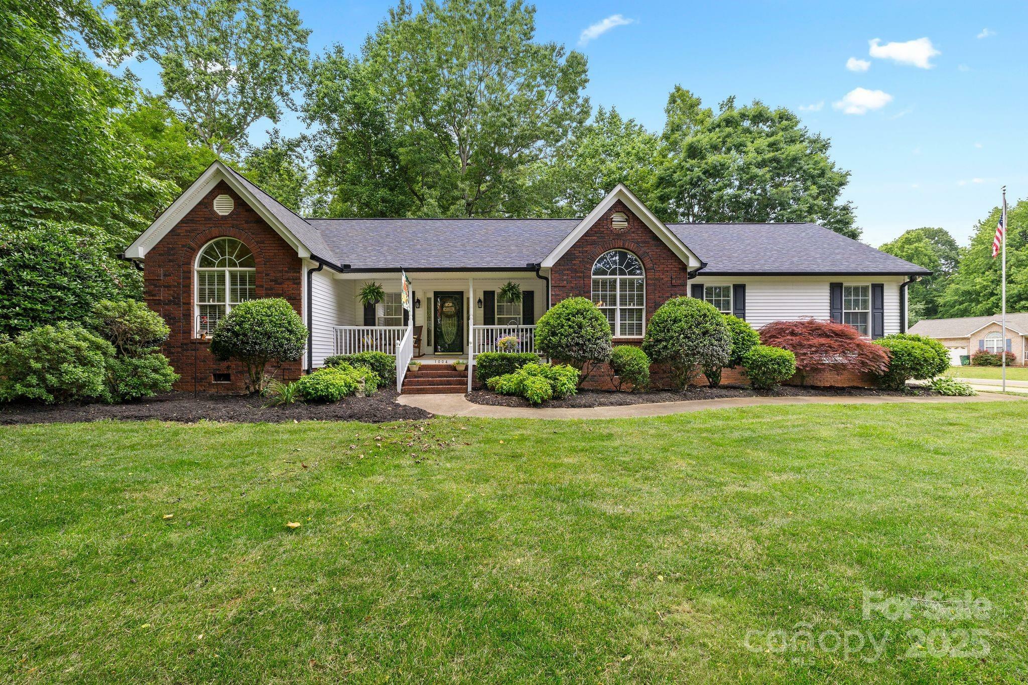 Property Photo: 1004 Gracebrook Drive NC 28147