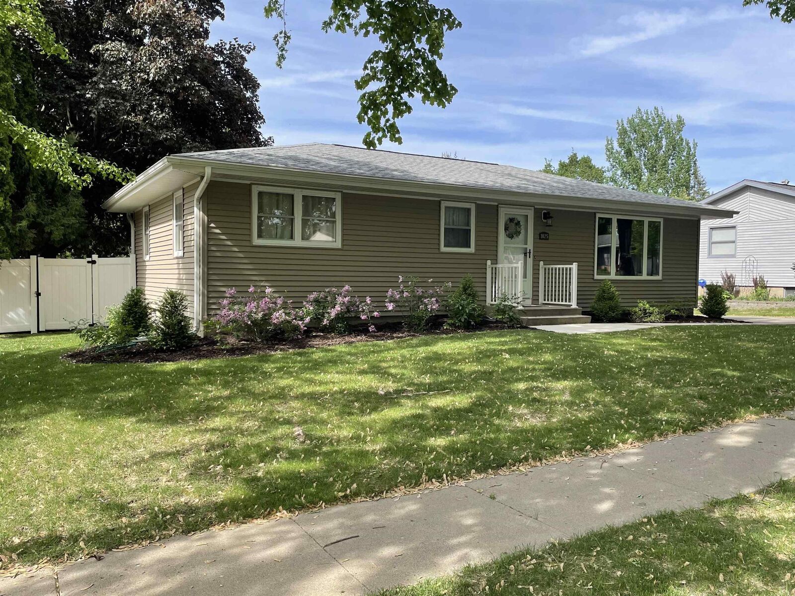 Property Photo:  1025 NE 3rd Avenue  IA 50677 