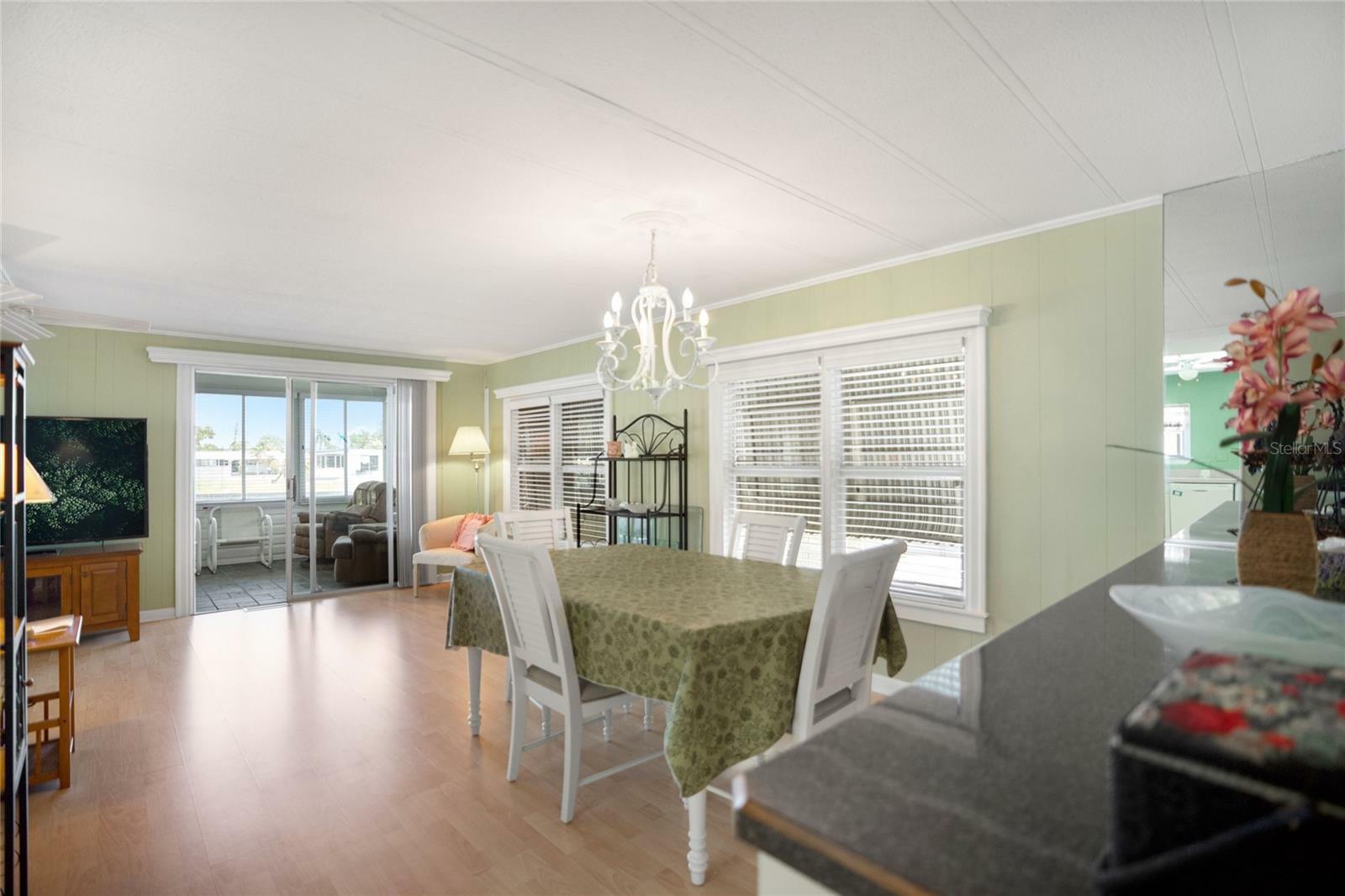 Property Photo: 307 White Oak Way FL 34237