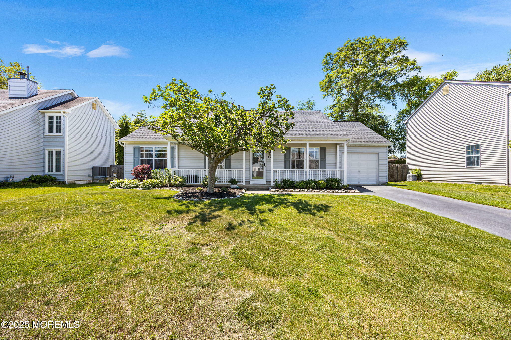 Property Photo:  109 Oneida Lake Drive  NJ 08087 