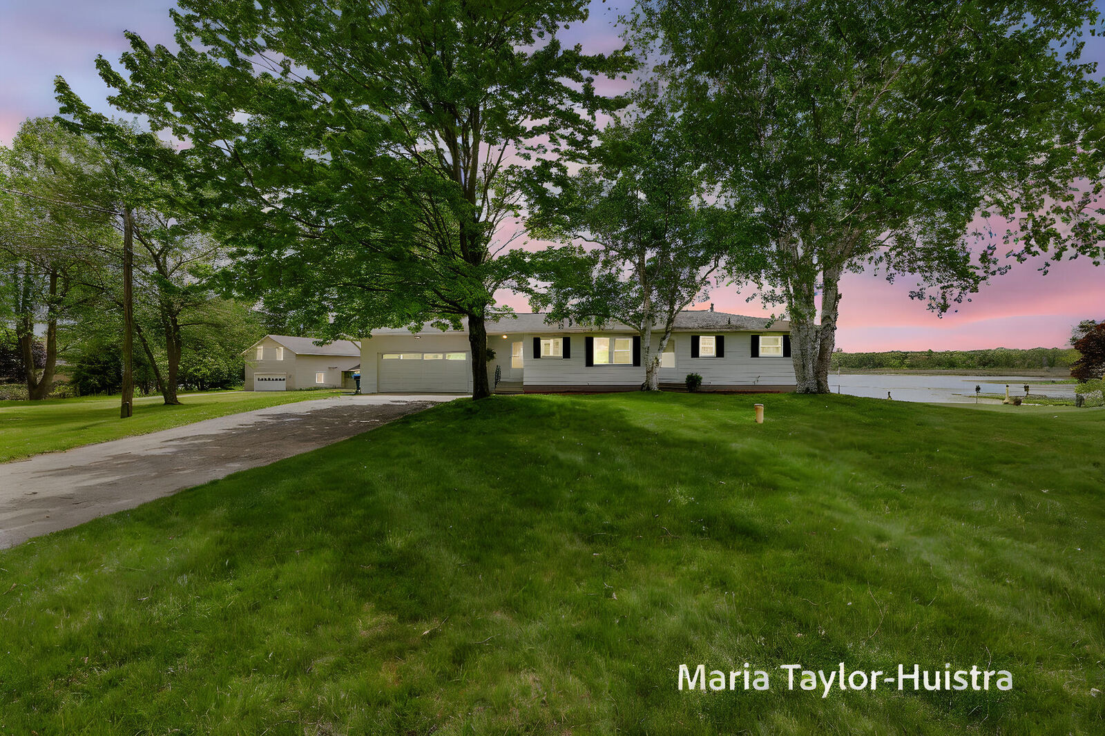 Property Photo:  16040 Robrick Avenue  MI 49417 