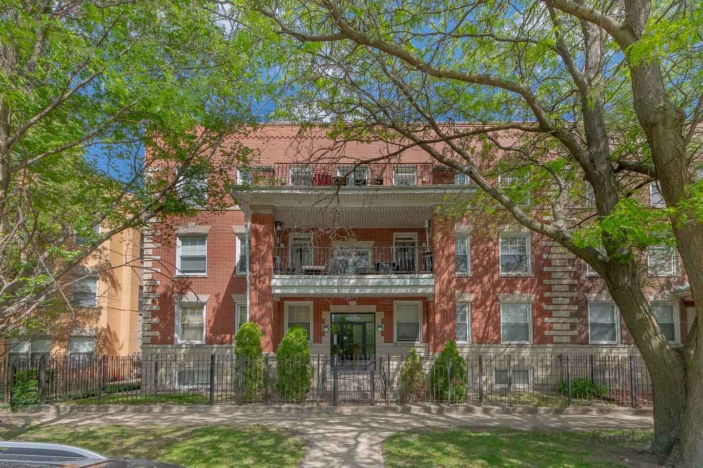 Property Photo: 4137 S Prairie Avenue 3 IL 60653