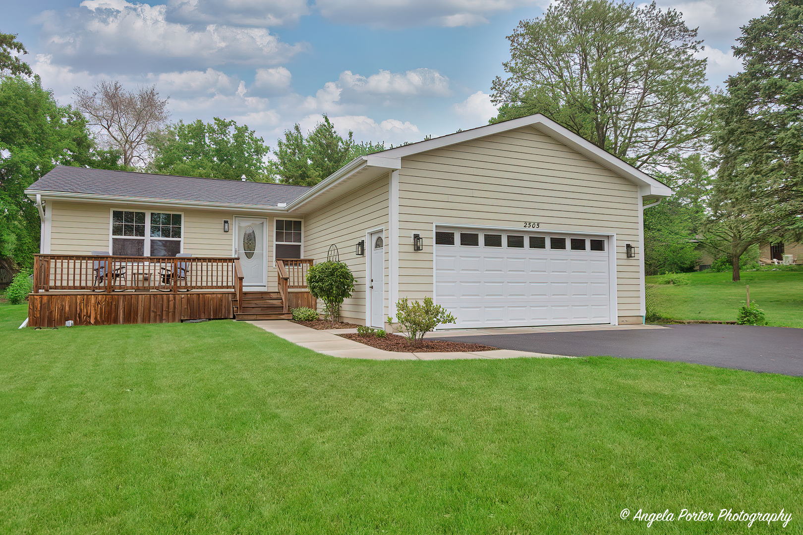 Property Photo: 2505 S Harriet Lane IL 60051