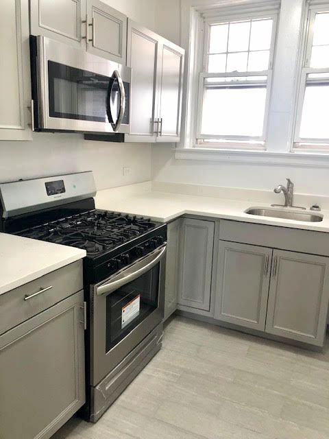 Property Photo: 1068 W Thorndale Avenue 2N IL 60660
