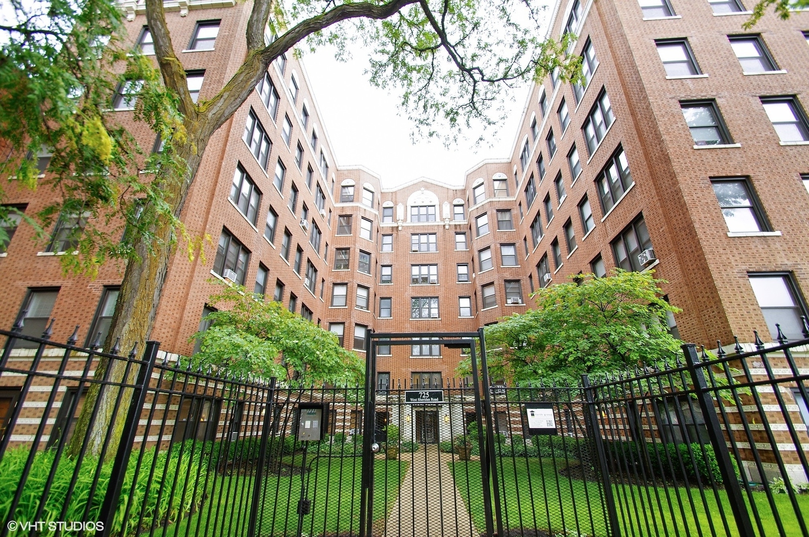 Property Photo: 725 W Sheridan Road 207 IL 60614