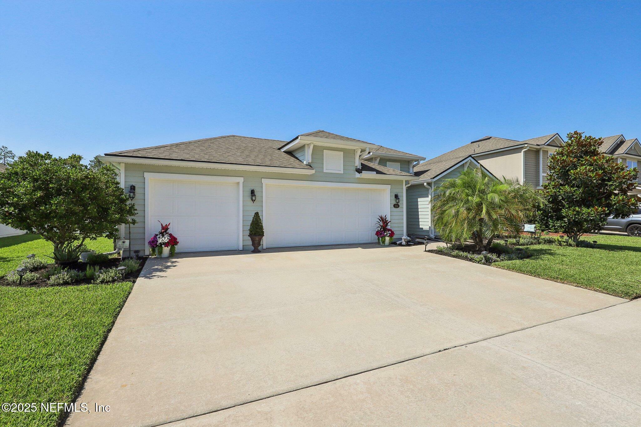 Property Photo: 284 Queen Victoria Avenue FL 32259