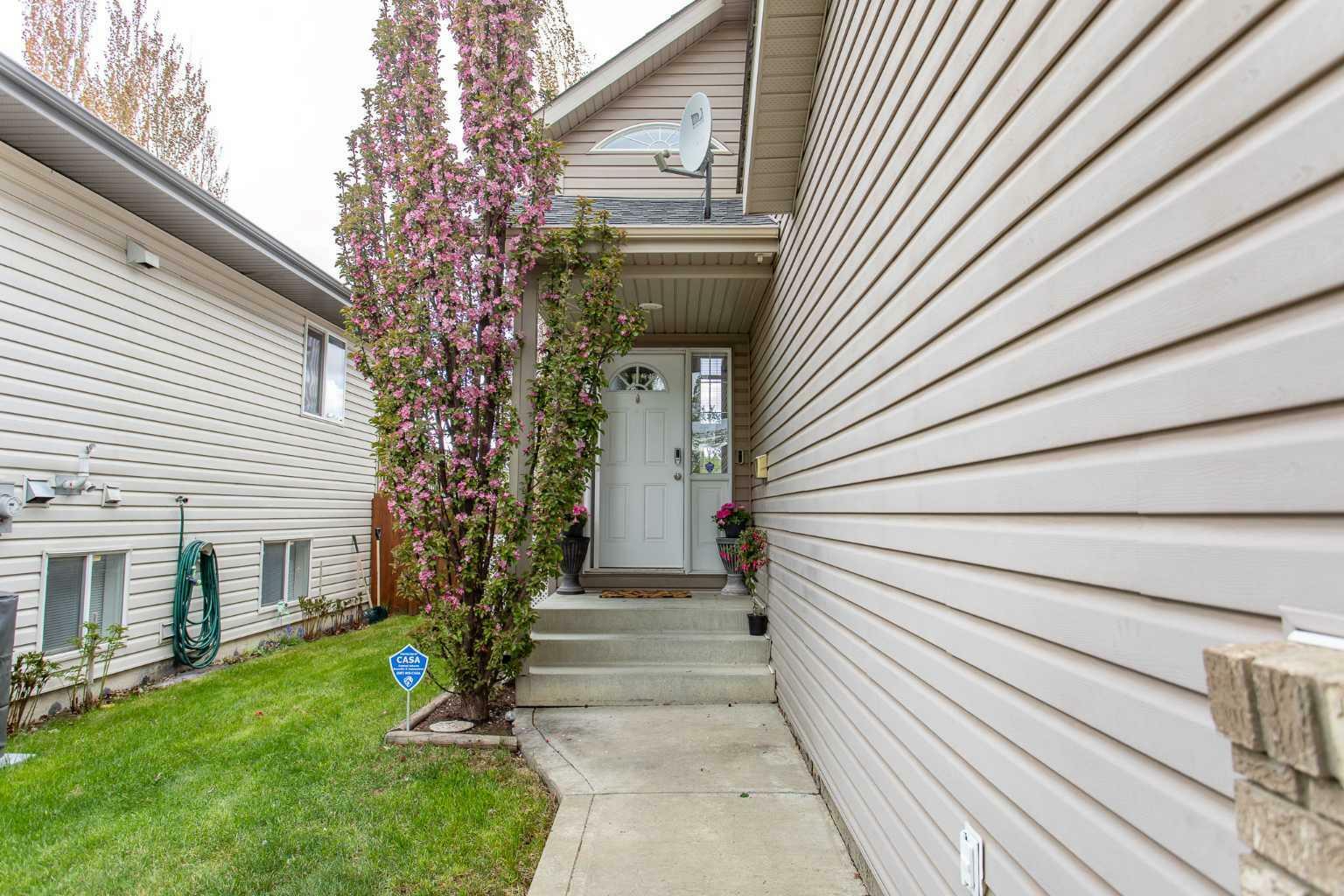 Property Photo: 70 Drummond Avenue AB T4R 3E2