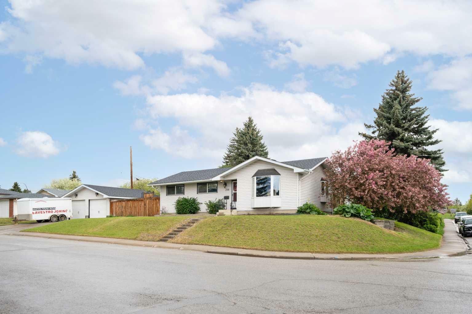 Property Photo: 316 56 Avenue NE AB T2K 0L2
