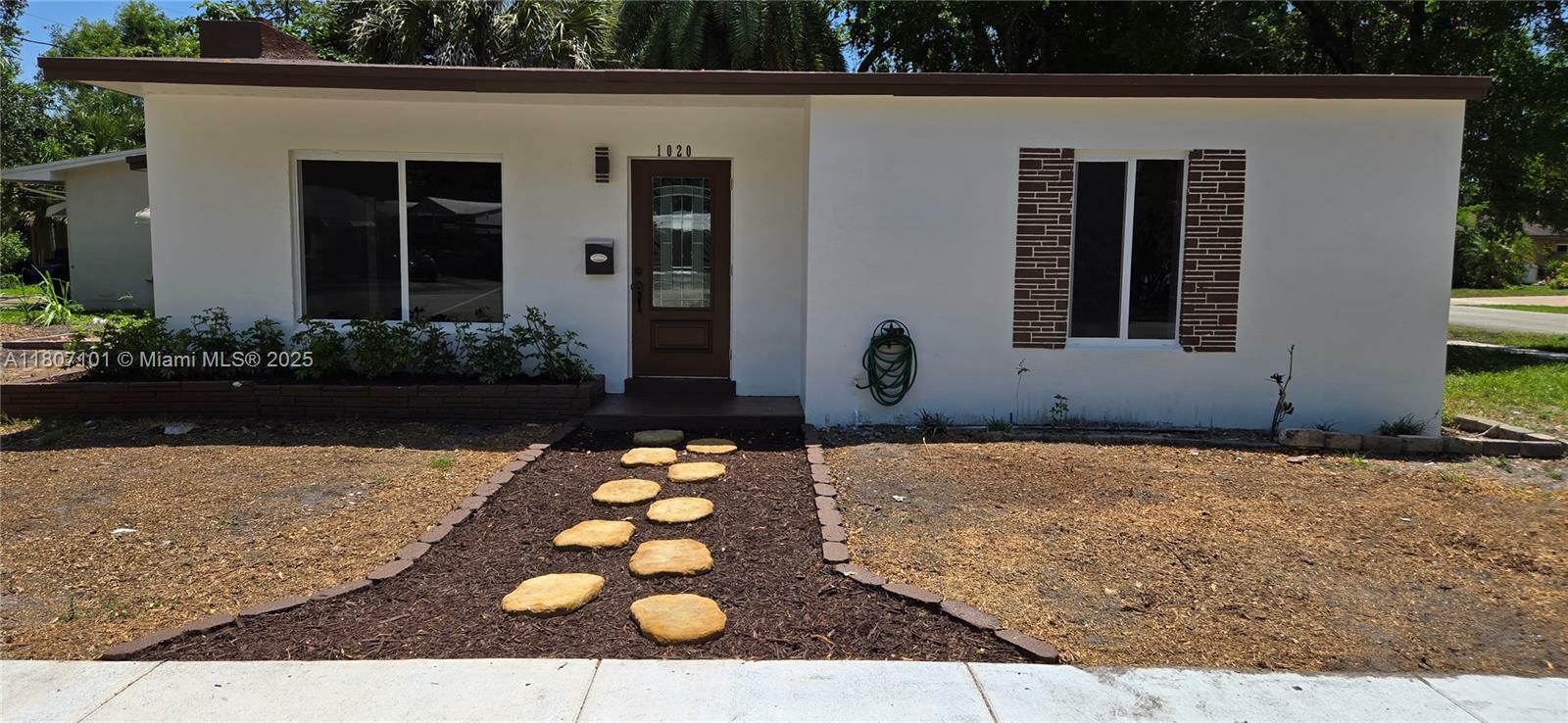 Property Photo: 1020 SW 19th Ave FL 33312