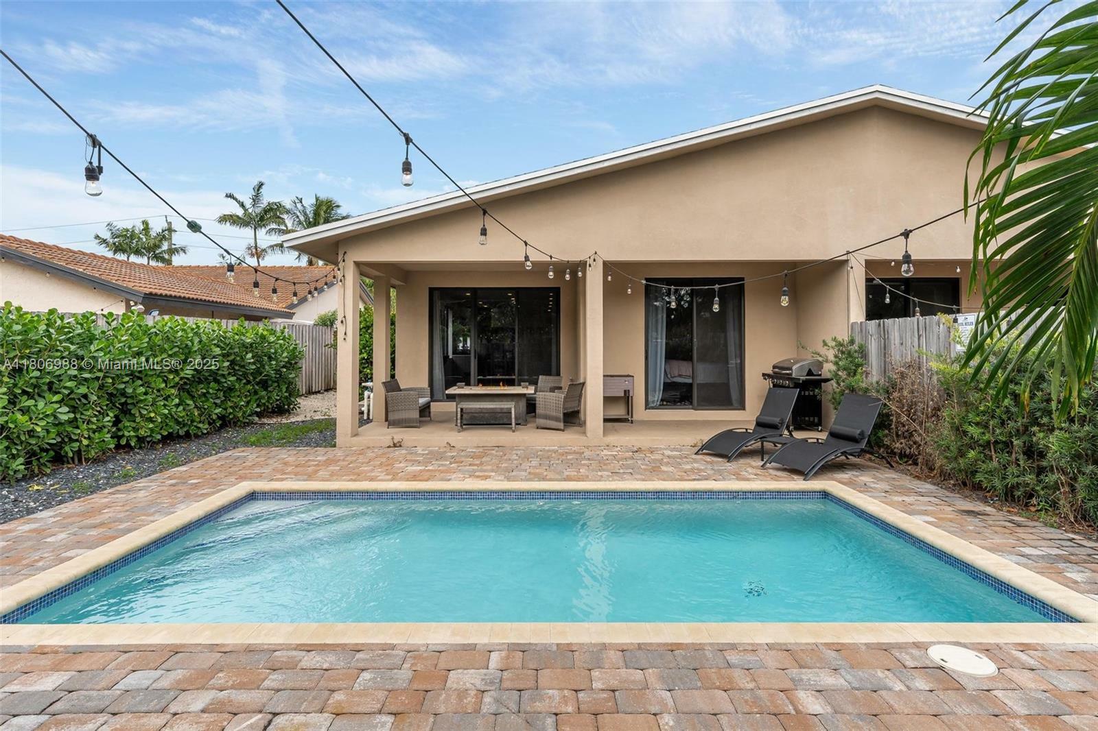 Property Photo: 828 SW 14th Ct FL 33315
