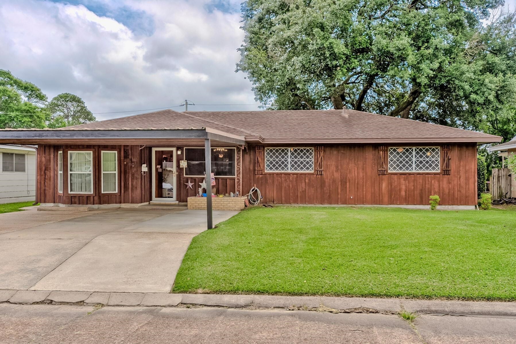 2719 Avenue M  Nederland TX 77627-0000 photo