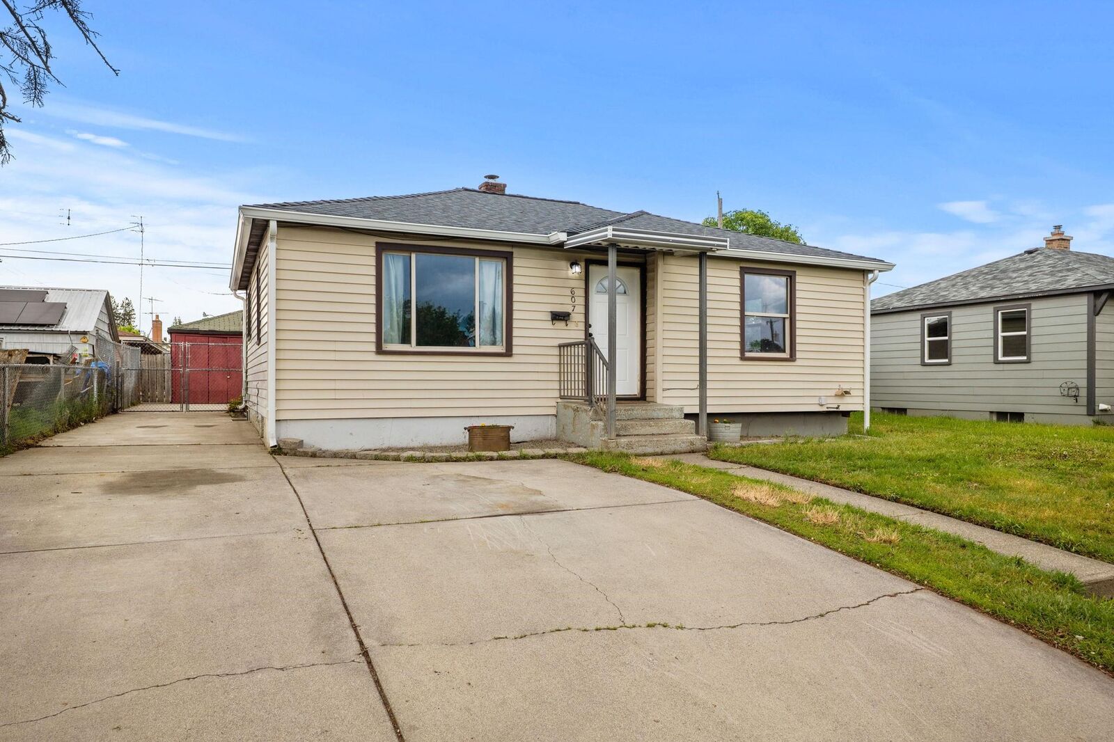 Property Photo:  607 E Walton Ave  WA 99207 