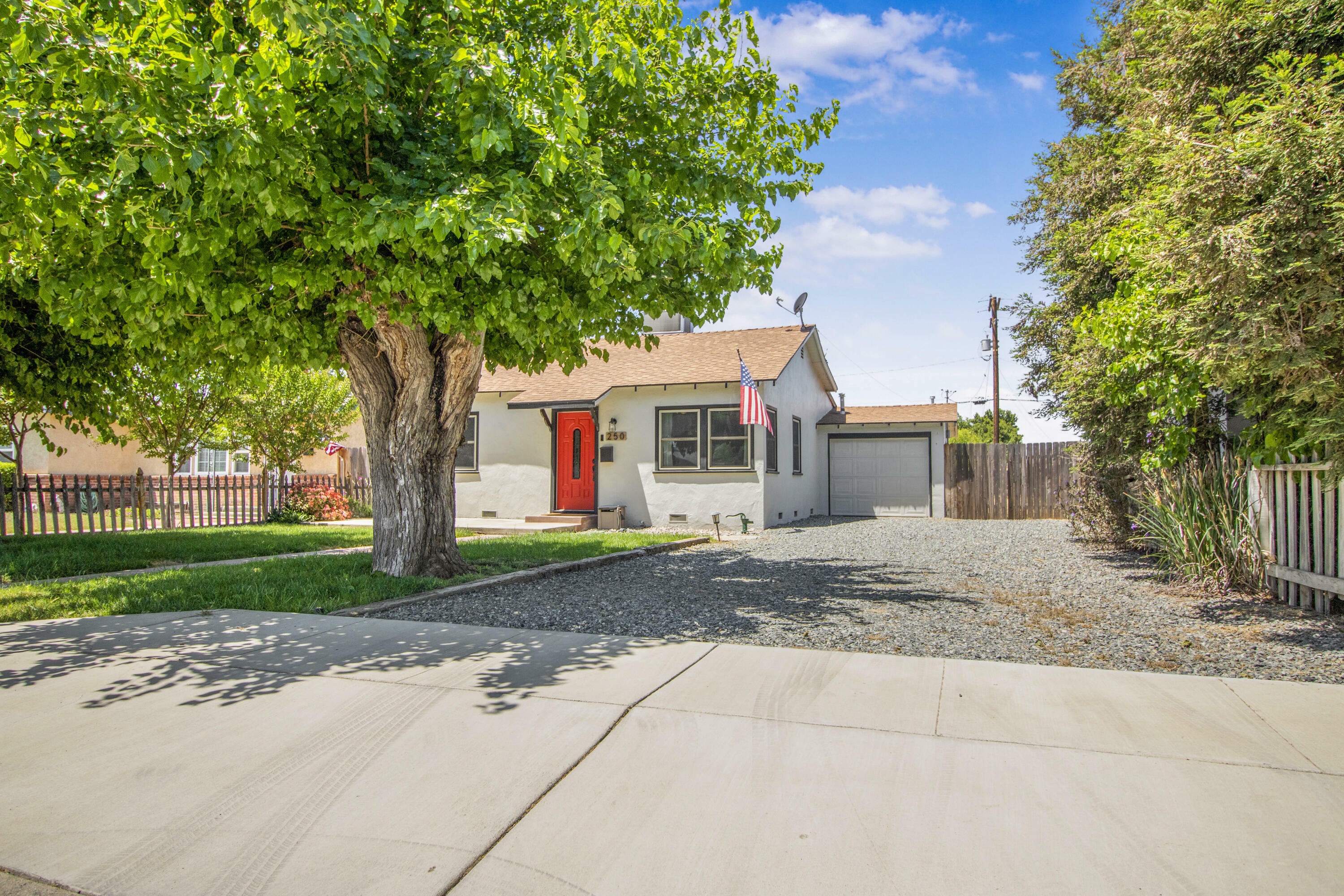 Property Photo: 250 Waldo Avenue CA 93221