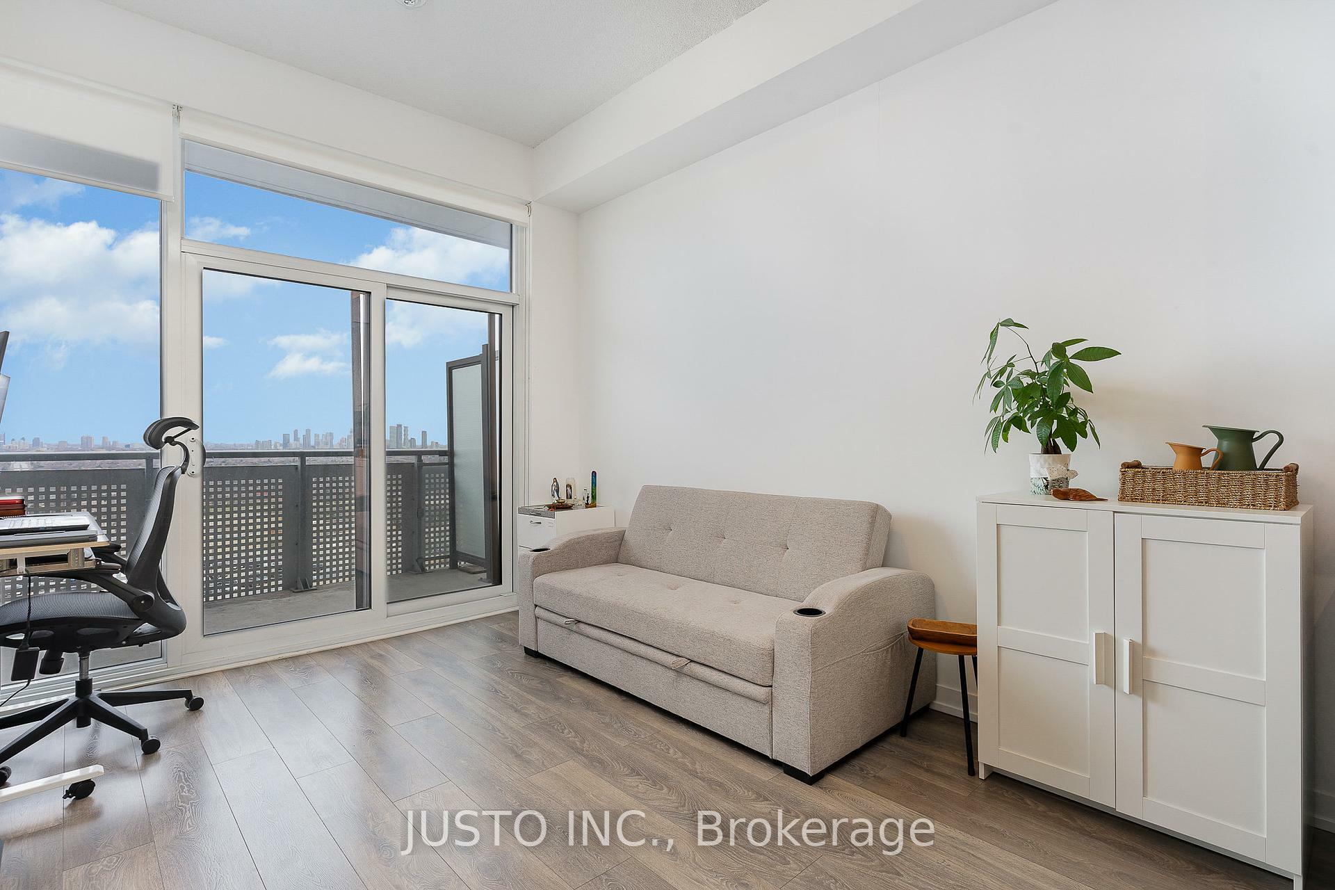 Property Photo:  2520 Eglinton Avenue W 1414  ON L5M 0Y4 