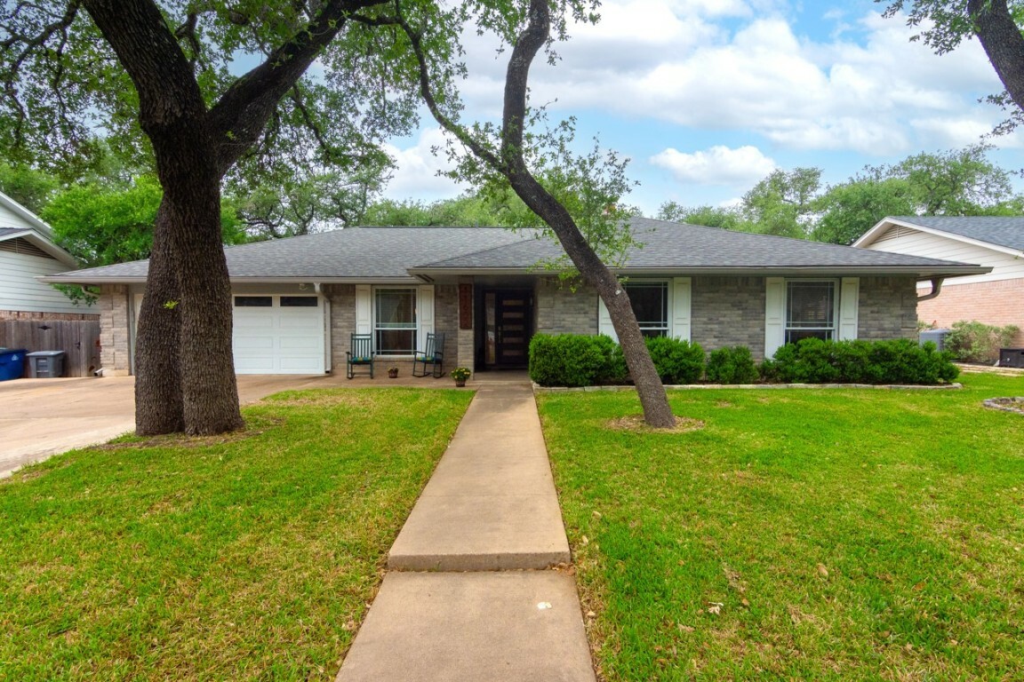 Property Photo: 11602 Three Oaks Trail TX 78759