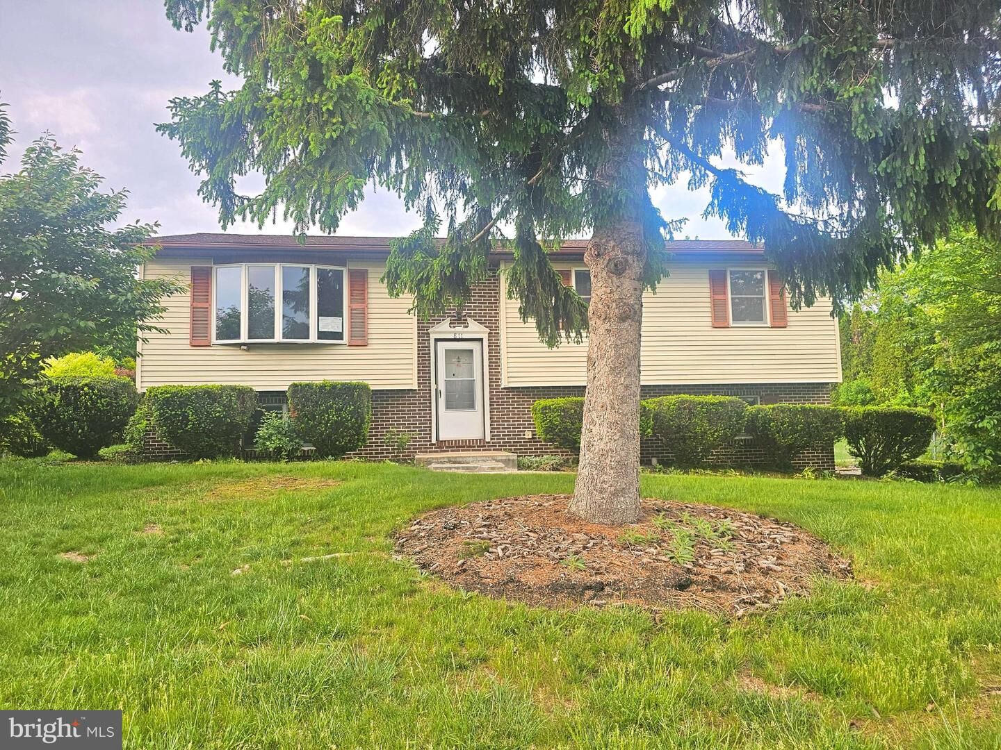 Property Photo:  811 Poplar Lane  PA 17046 