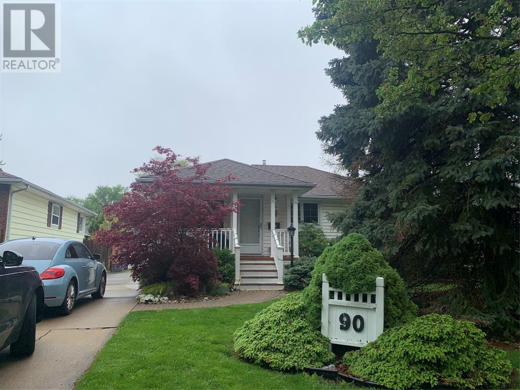Photo de la propriété: 90 Mayfair Drive ON N7S 1K9