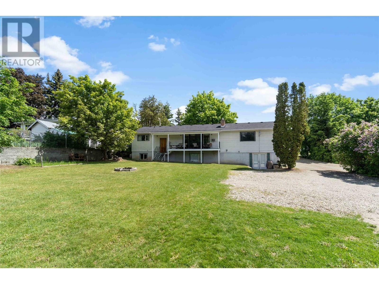 Photo de la propriété: 2941 30 Street Northeast BC V1E 3G7