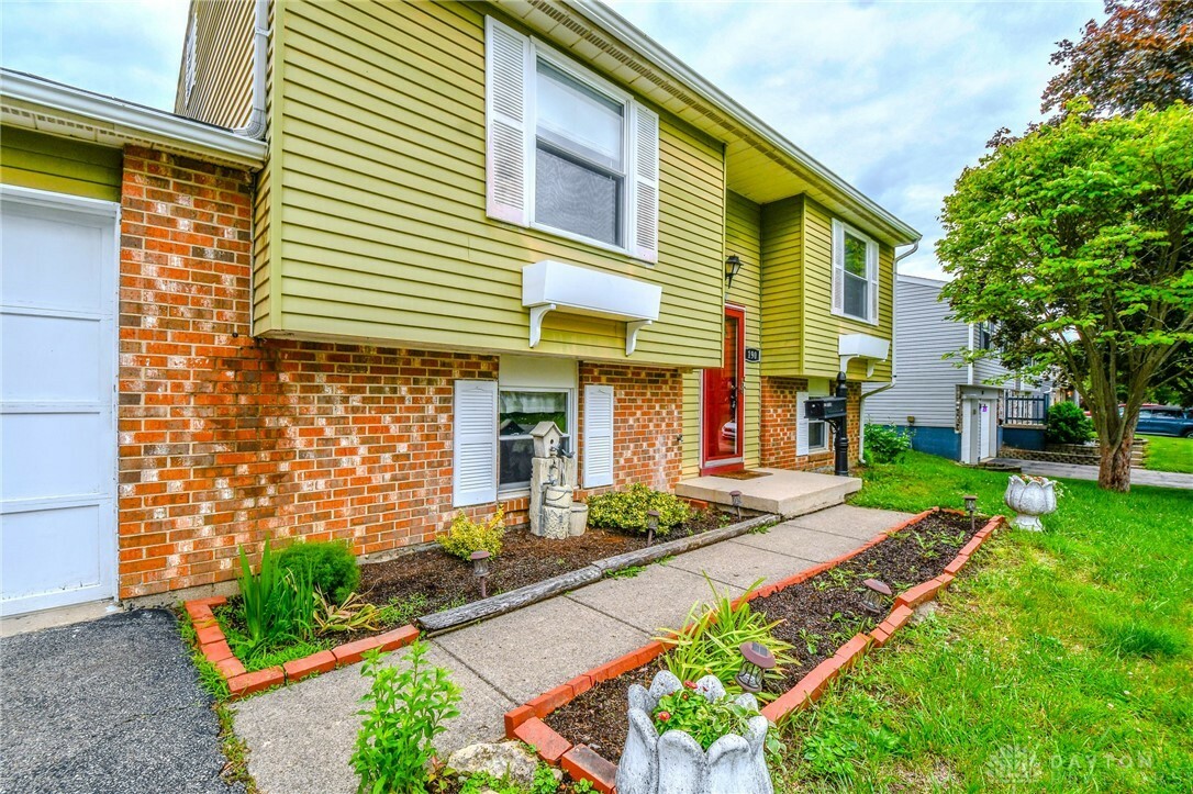 Property Photo: 190 Woburn Farm Circle OH 45322