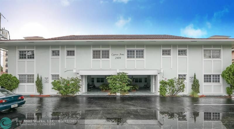 Property Photo: 2404 NE 33rd Ave 6 FL 33305