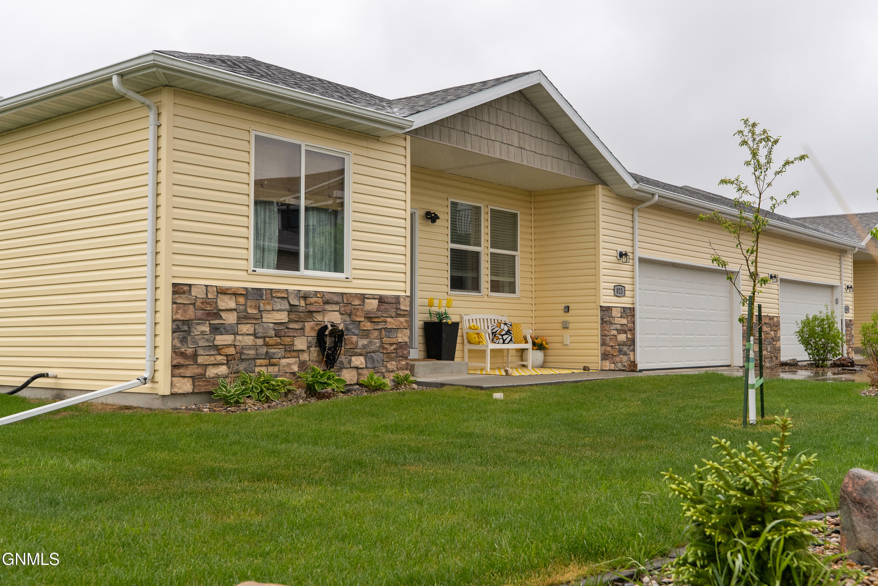 Property Photo: 823 Canada Avenue ND 58503