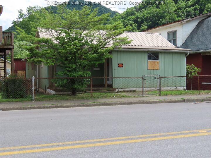 Property Photo: 1023 2nd Avenue WV 25136