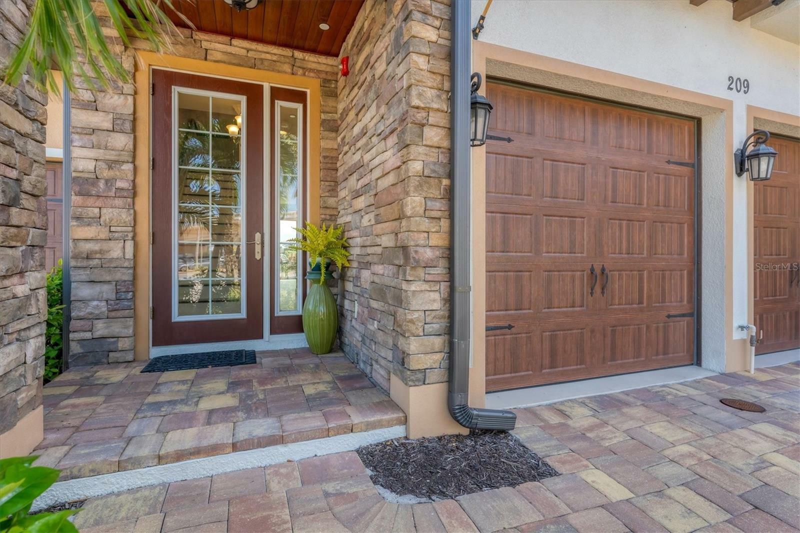 Property Photo:  209 E Venice Avenue  FL 34285 