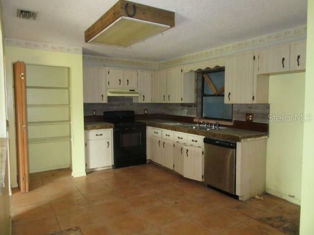 Property Photo: 15587 SE 150th Avenue FL 32195