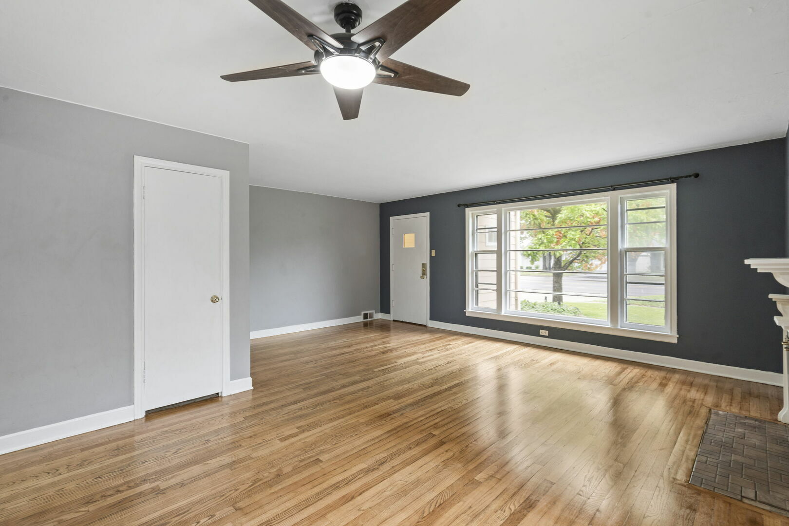 Property Photo: 971 S Wolf Road IL 60016