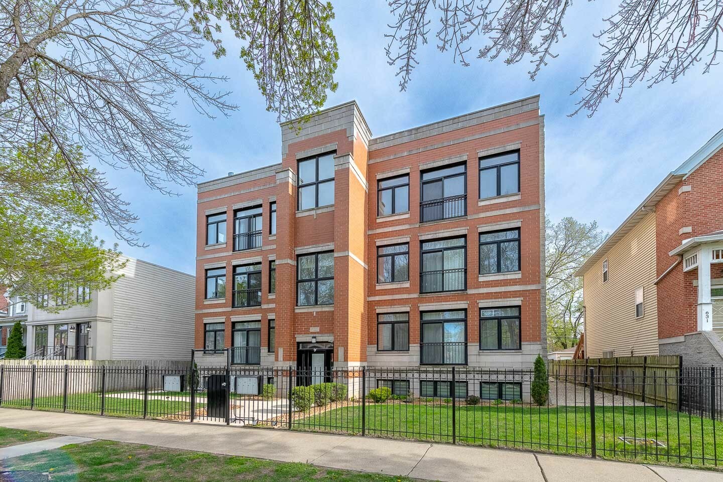 Property Photo: 633 E Bowen Avenue 1W IL 60653