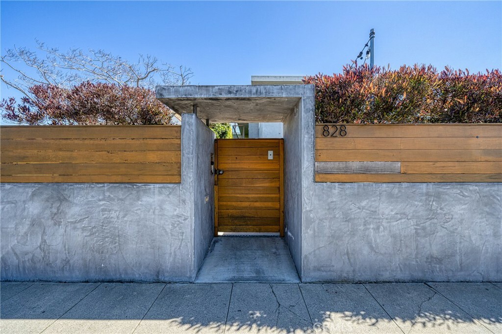 828 Indiana Avenue  Venice CA 90291 photo