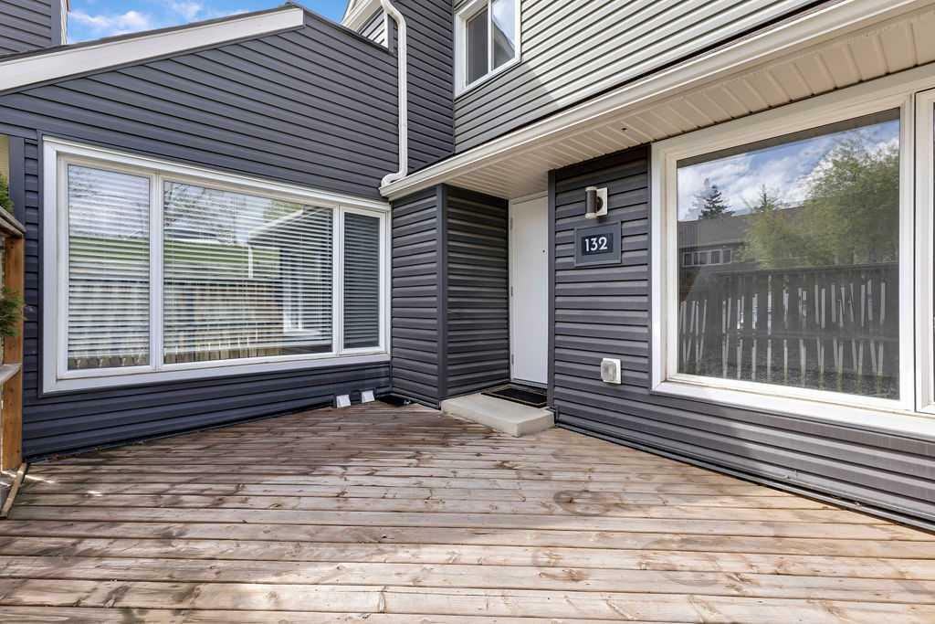 Property Photo: 46 Glamis Green SW 132 AB T3E 6V1
