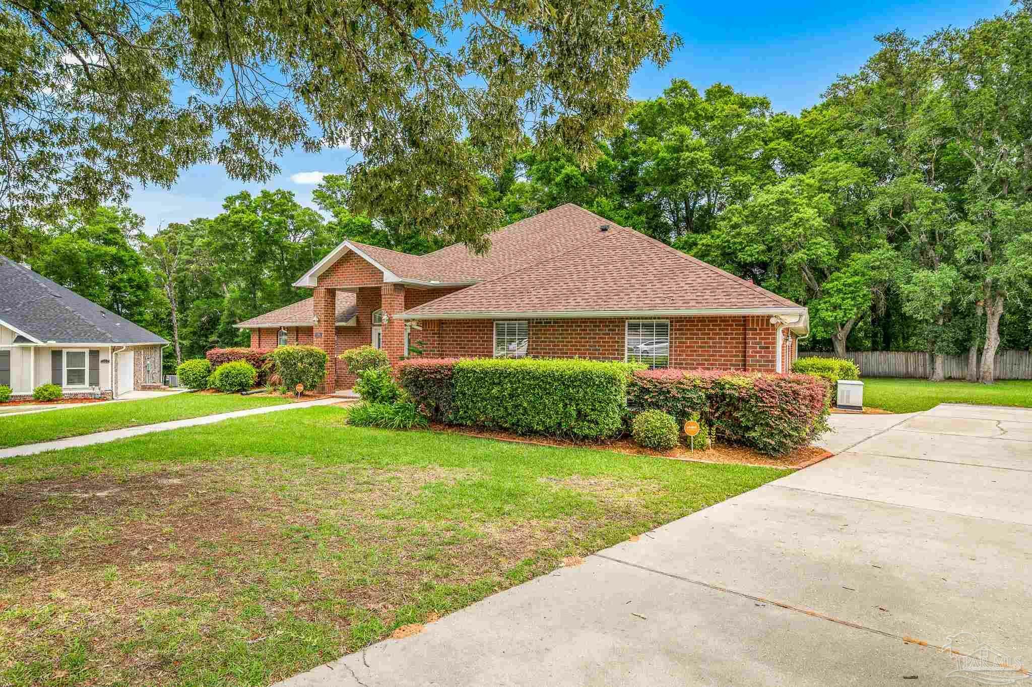 Property Photo: 1061 Black Walnut Trl FL 32514