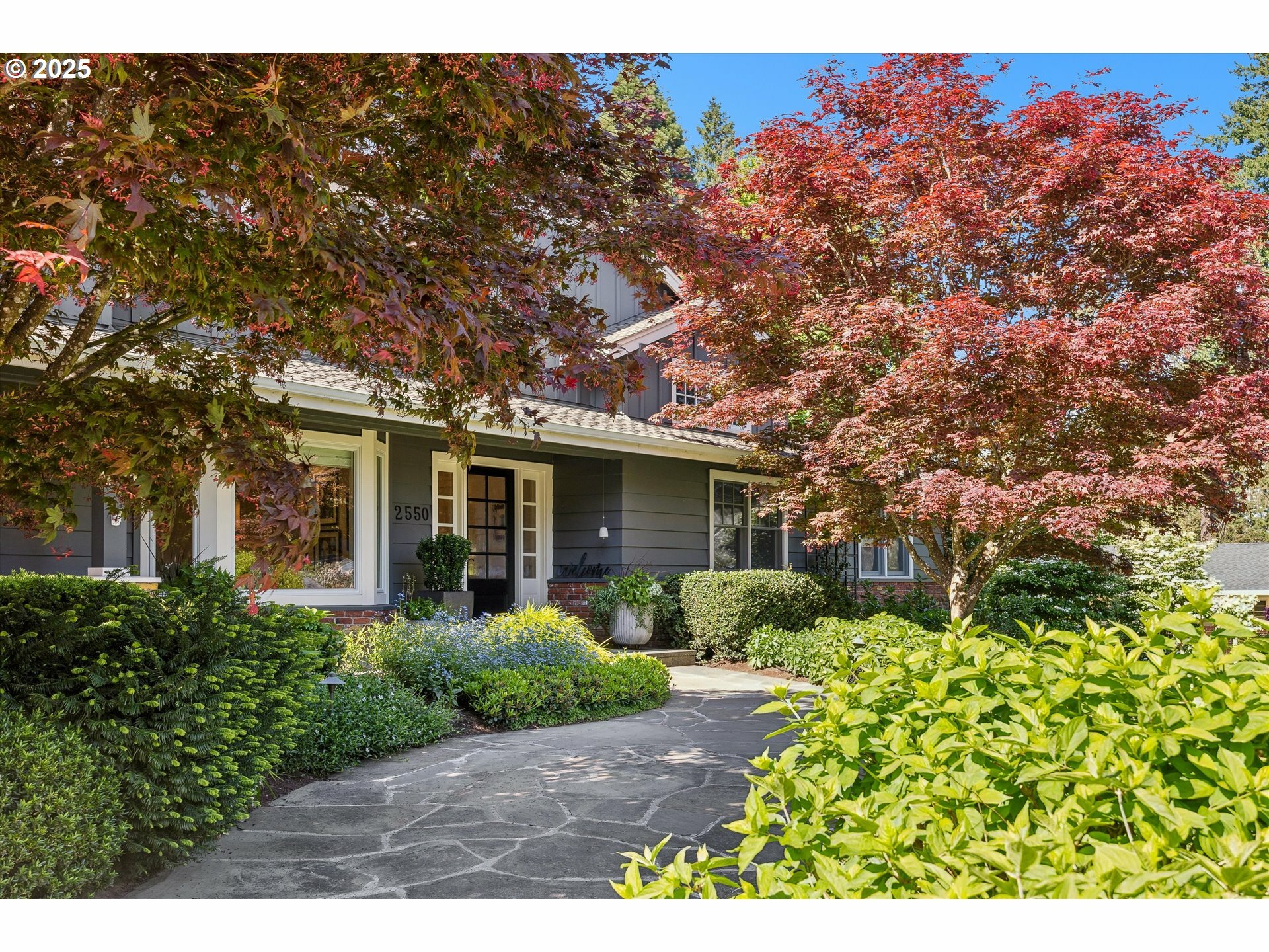 Property Photo: 2550 Dellwood Dr OR 97034