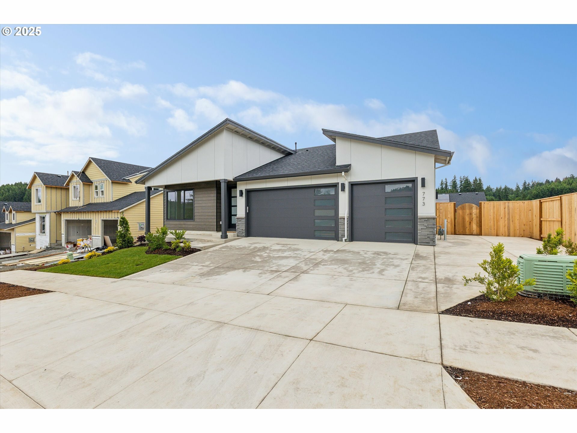 Property Photo: 773 Riley Dr OR 97381