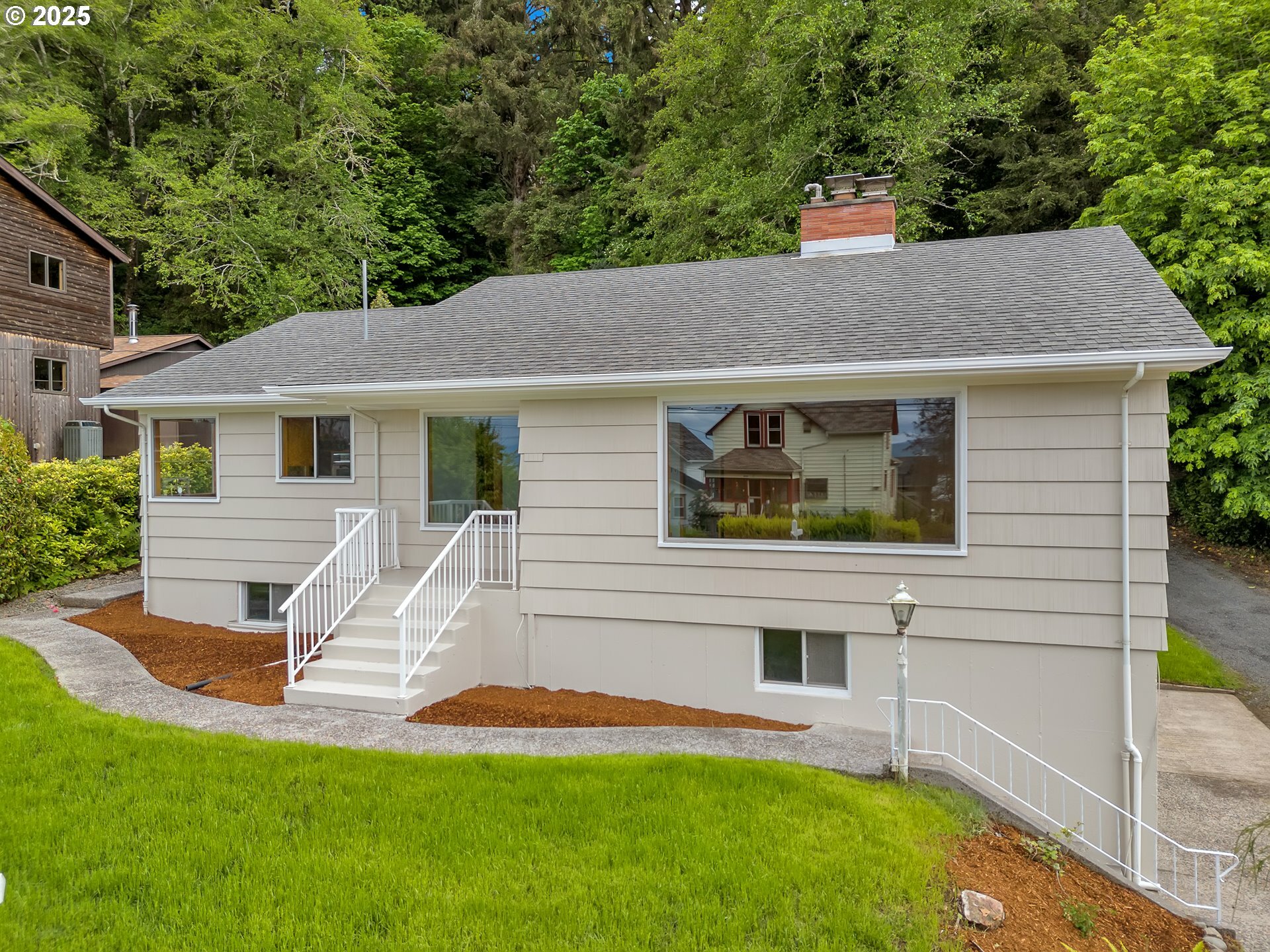Property Photo: 4915 Leif Erikson Dr OR 97103