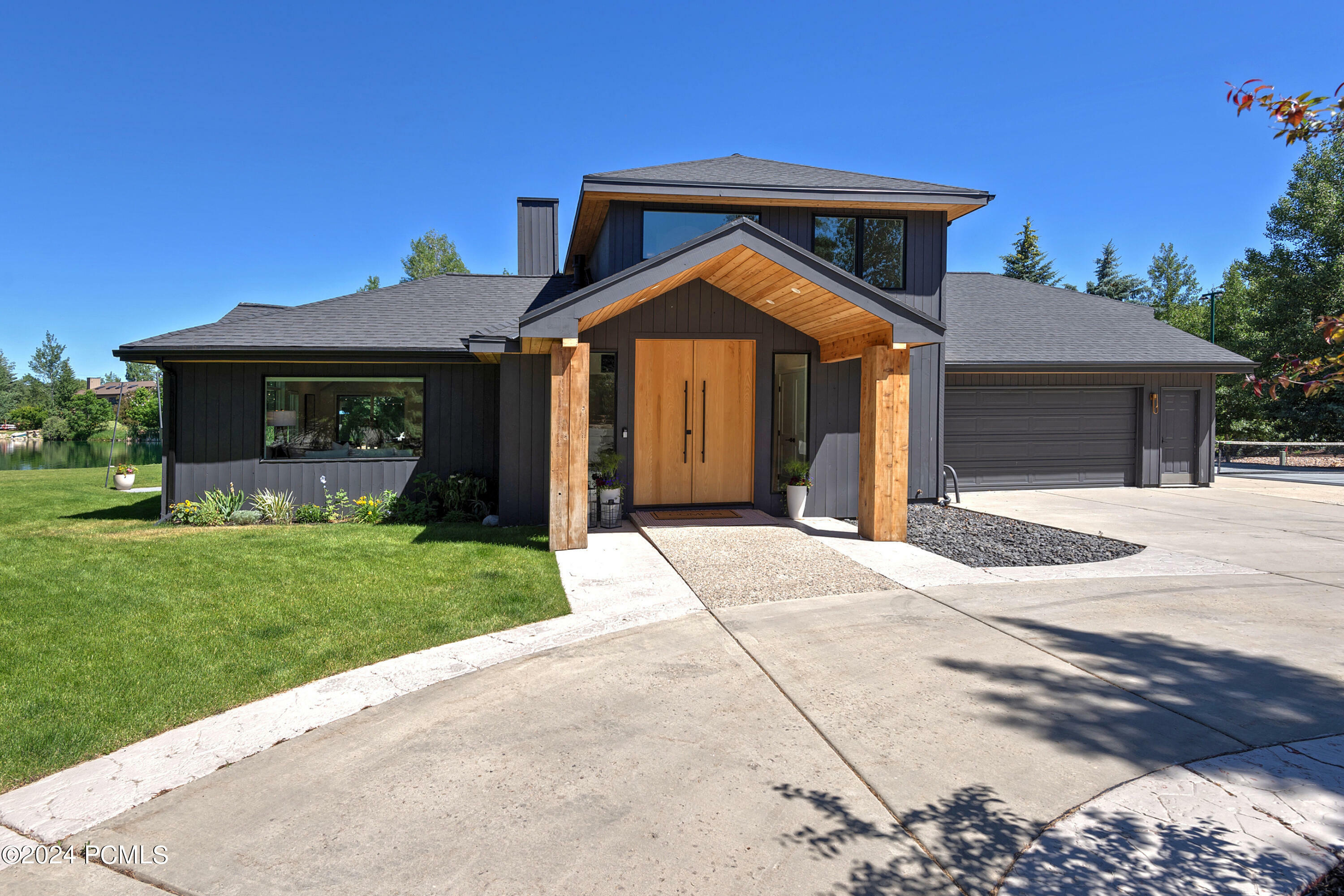 Property Photo: 1504 Lake Front Court UT 84098
