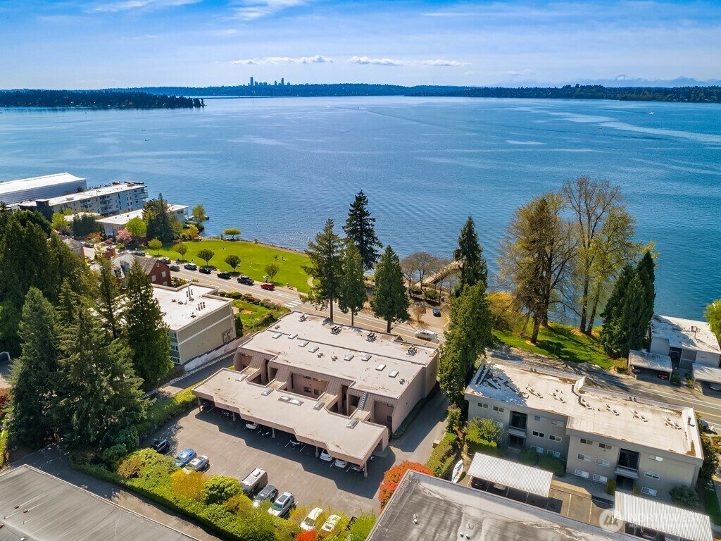 Property Photo: 6736 Lake Washington Boulevard NE 8 WA 98033