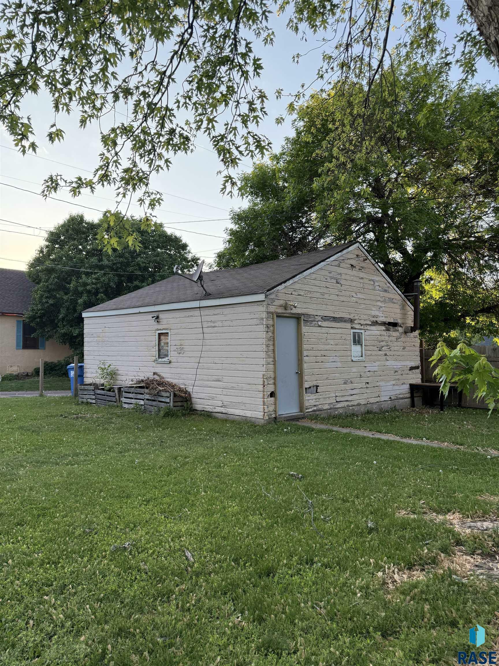 Property Photo: 901 N Spring Ave SD 57104