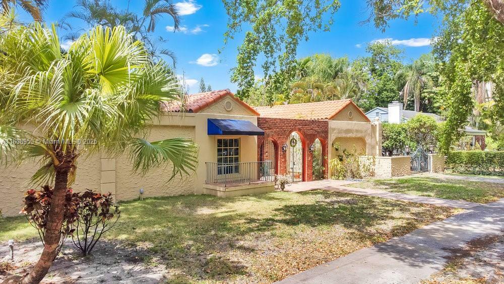 Property Photo: 421 S Zamora Ave FL 33134