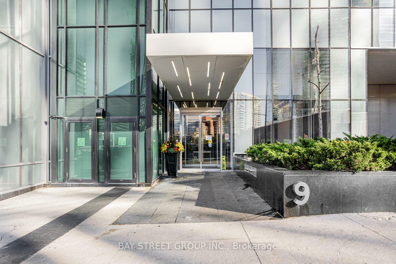 Property Photo: 9 Bogert Avenue 2503 ON M2N 0H3