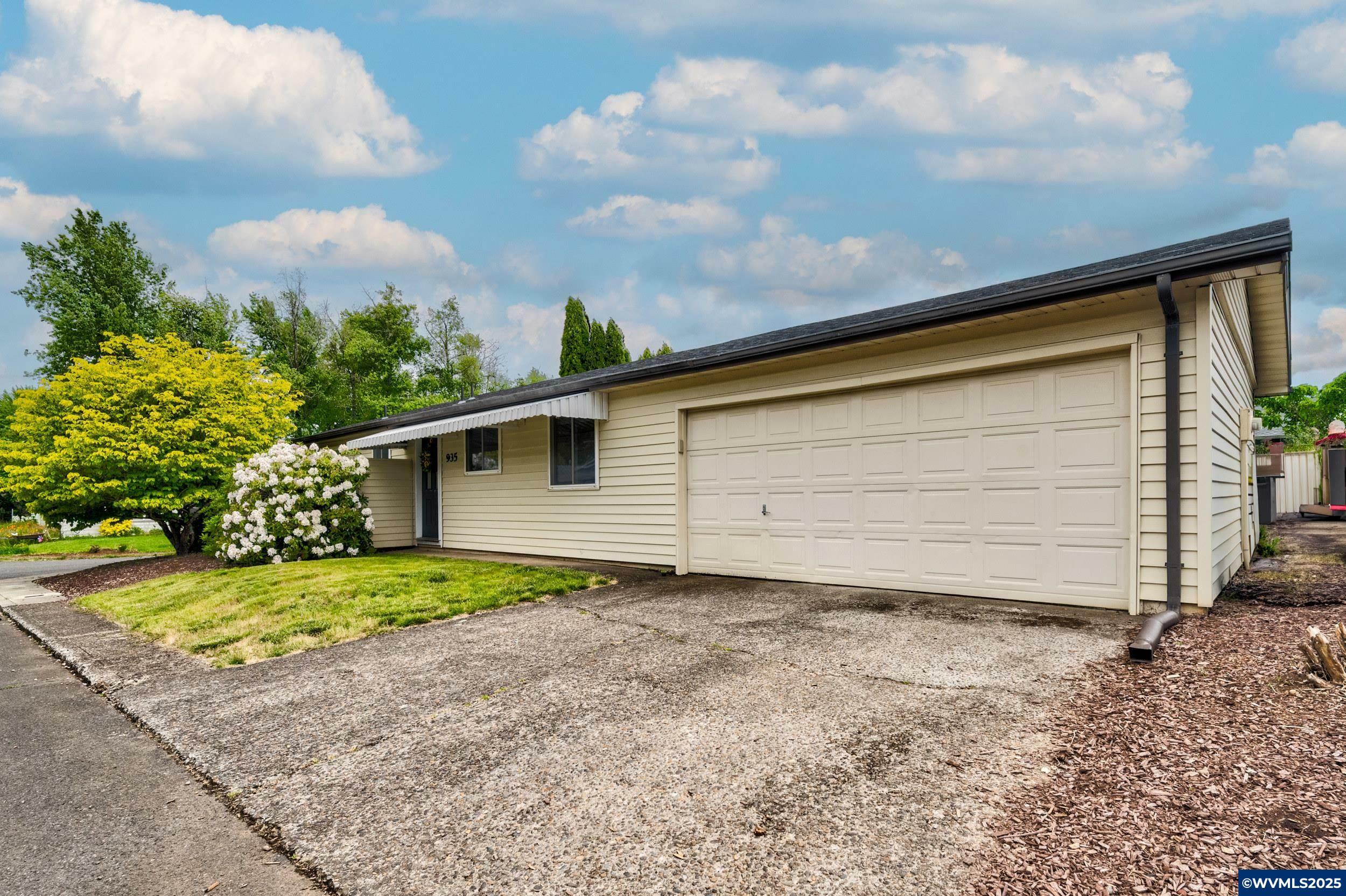 Property Photo: 935 Genie Ct SE OR 97306