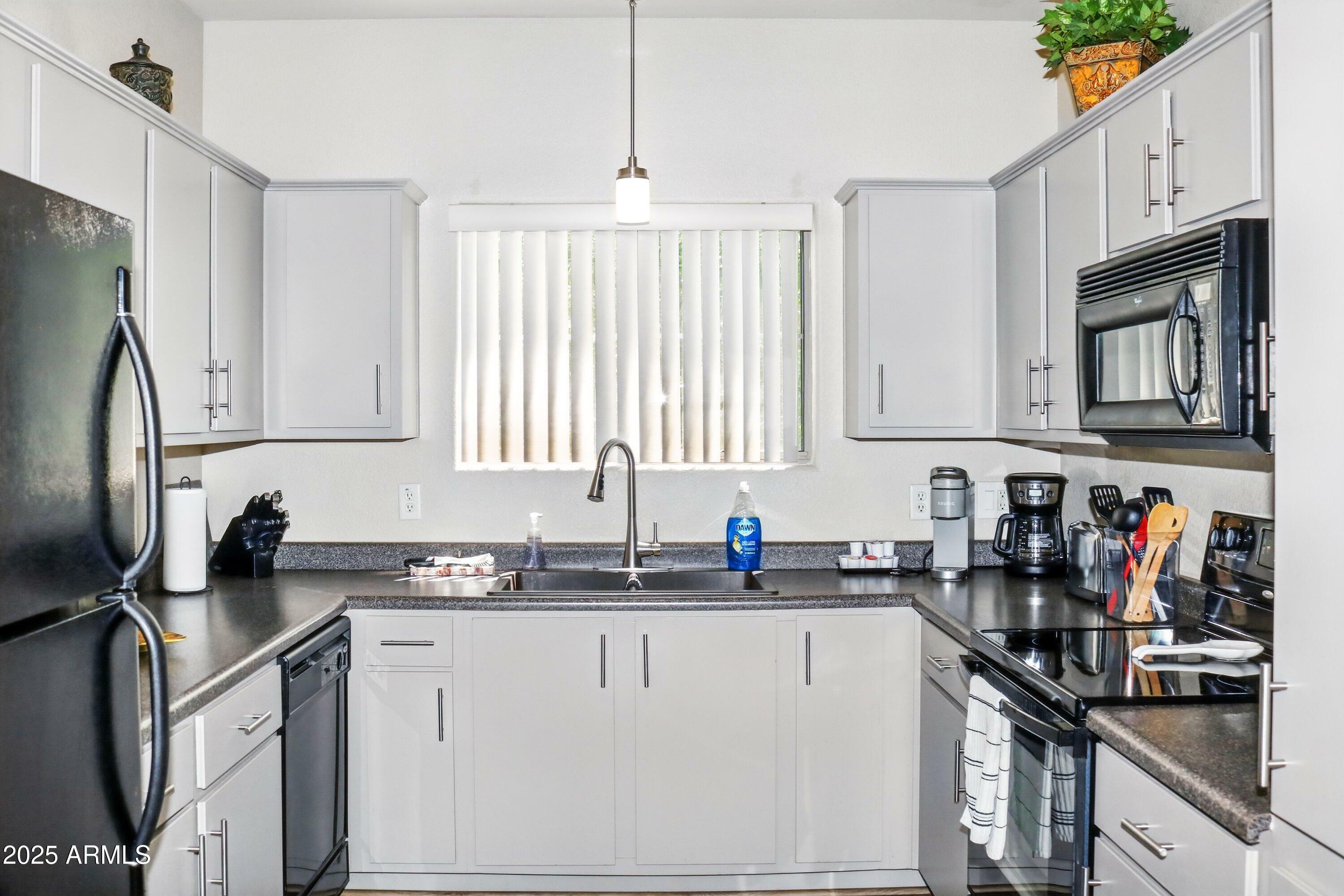 Property Photo: 1941 S Pierpont Drive 2015 AZ 85206