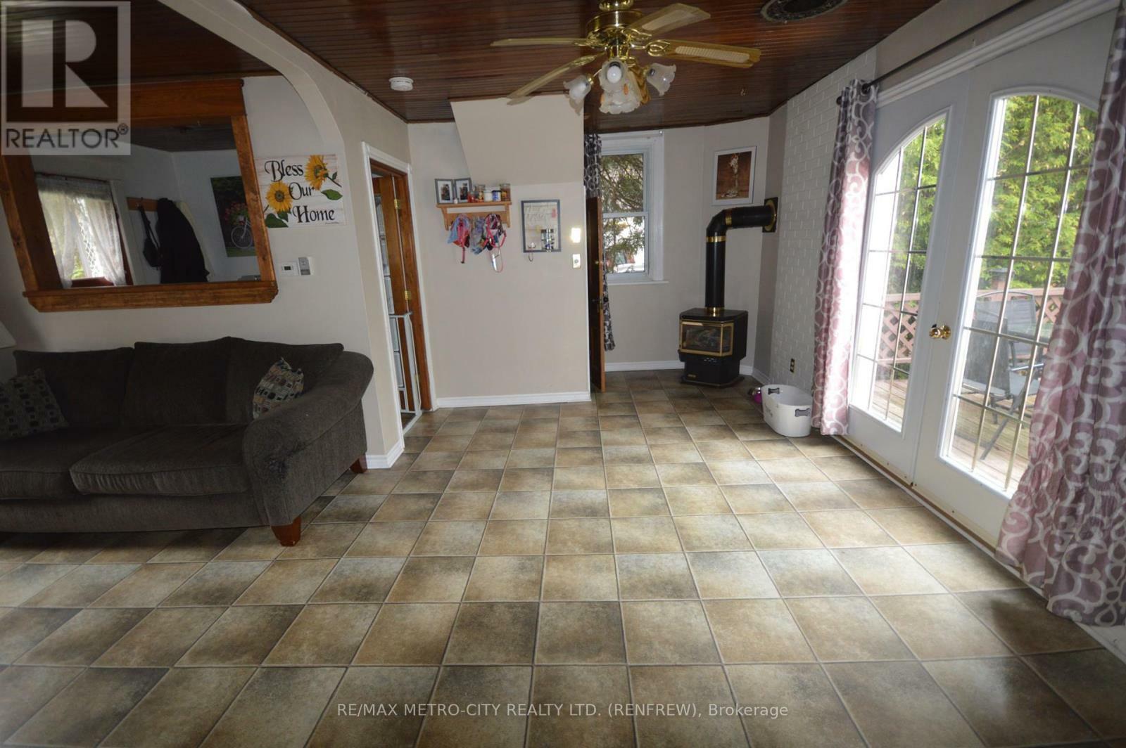Property Photo: 558 McGee Street ON K8A 6E6