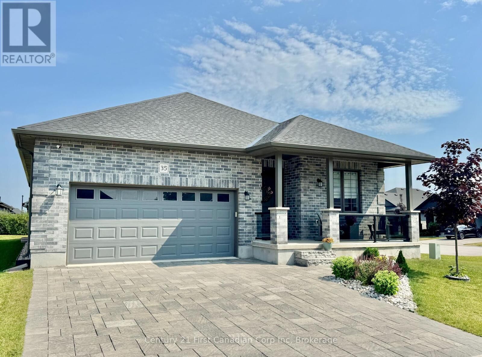 Property Photo: 121 Robin Ridge Drive 35 ON L0L 1B0