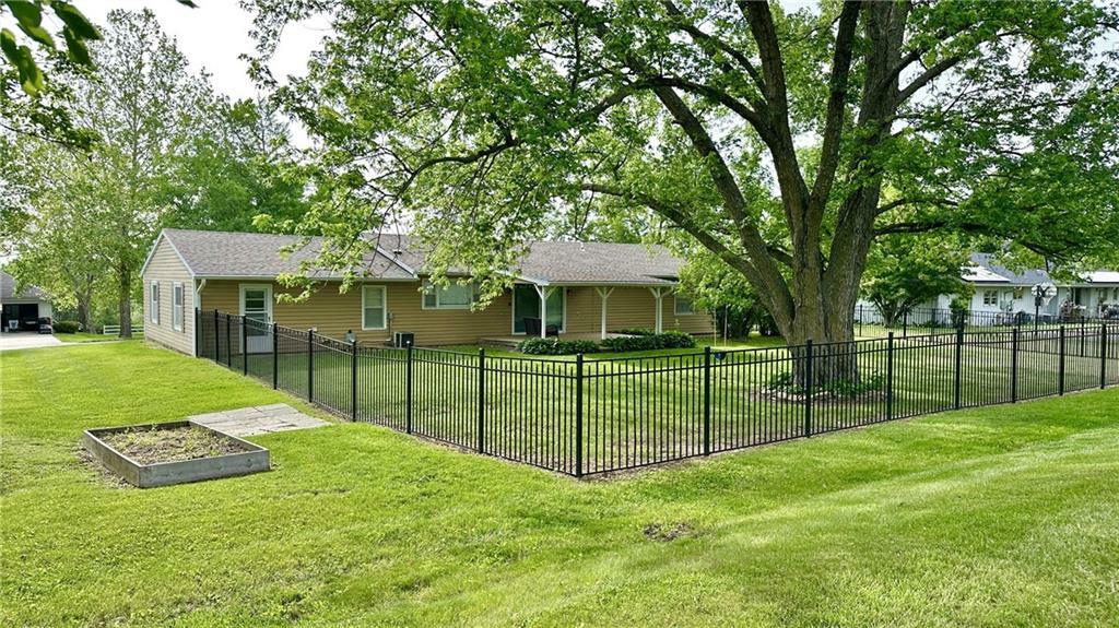 Property Photo:  419 Town And Country Lane  MO 64683 